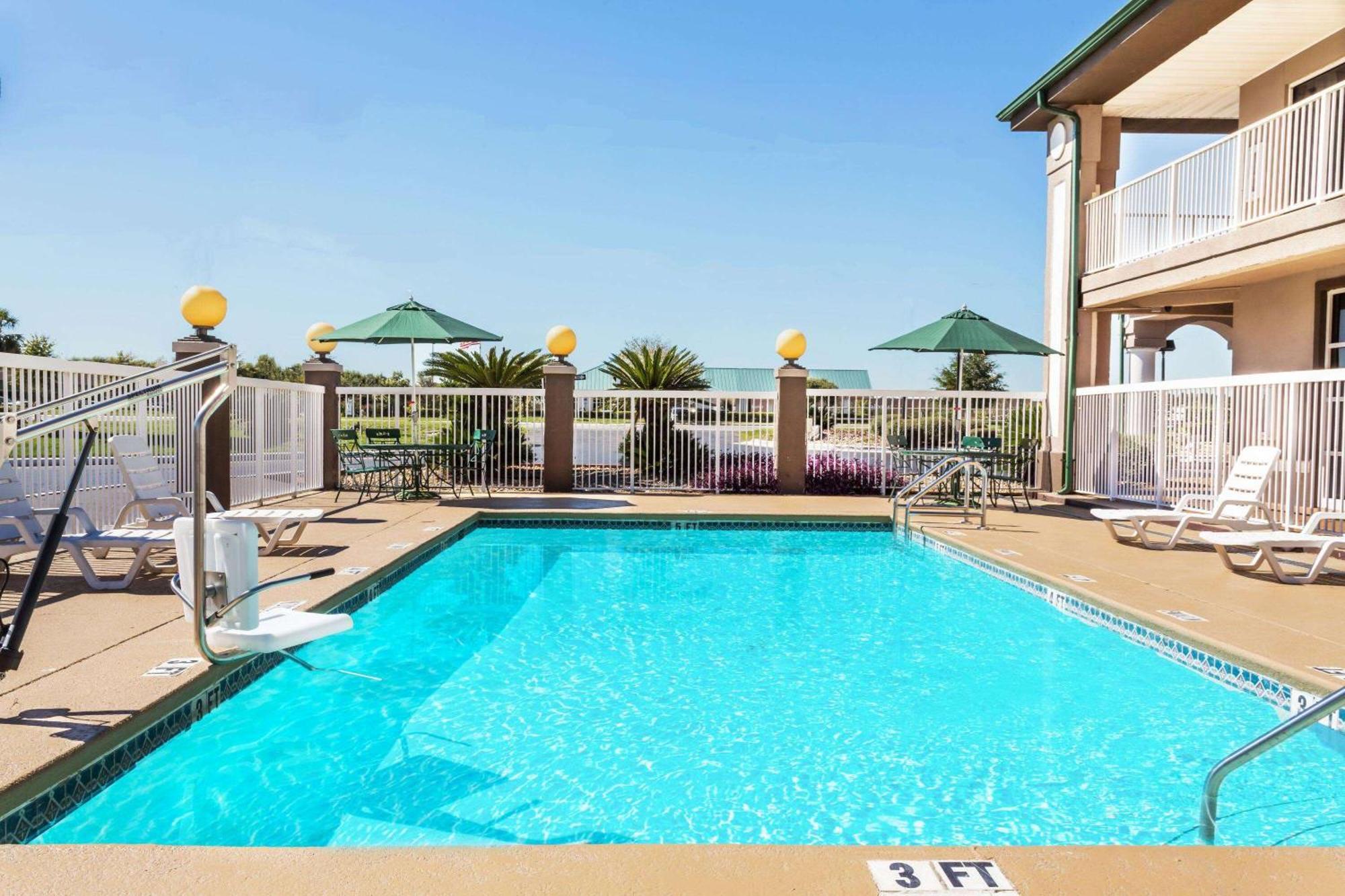 Super 8 By Wyndham Marianna Exterior foto